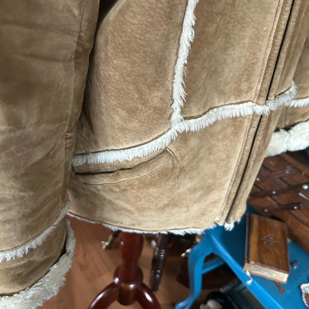 Vintage Tan and Shearling Leather Jacket - Picture 4 of 16
